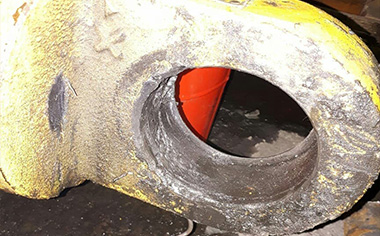 Износ, появление эллипсности отверстий и прочие деформации, которые приводят к выходу техники из строя и снижению уровня безопасности на производстве